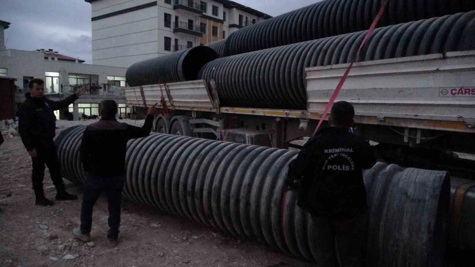 Malatya’da şantiyede üzerine yaklaşık 750 kilogram ağırlığındaki plastik boru düşen