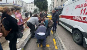 Samsun’da Cumhuriyet Meydanı’nda fenalaşarak yere düşen ve yüzünden yaralanan bir