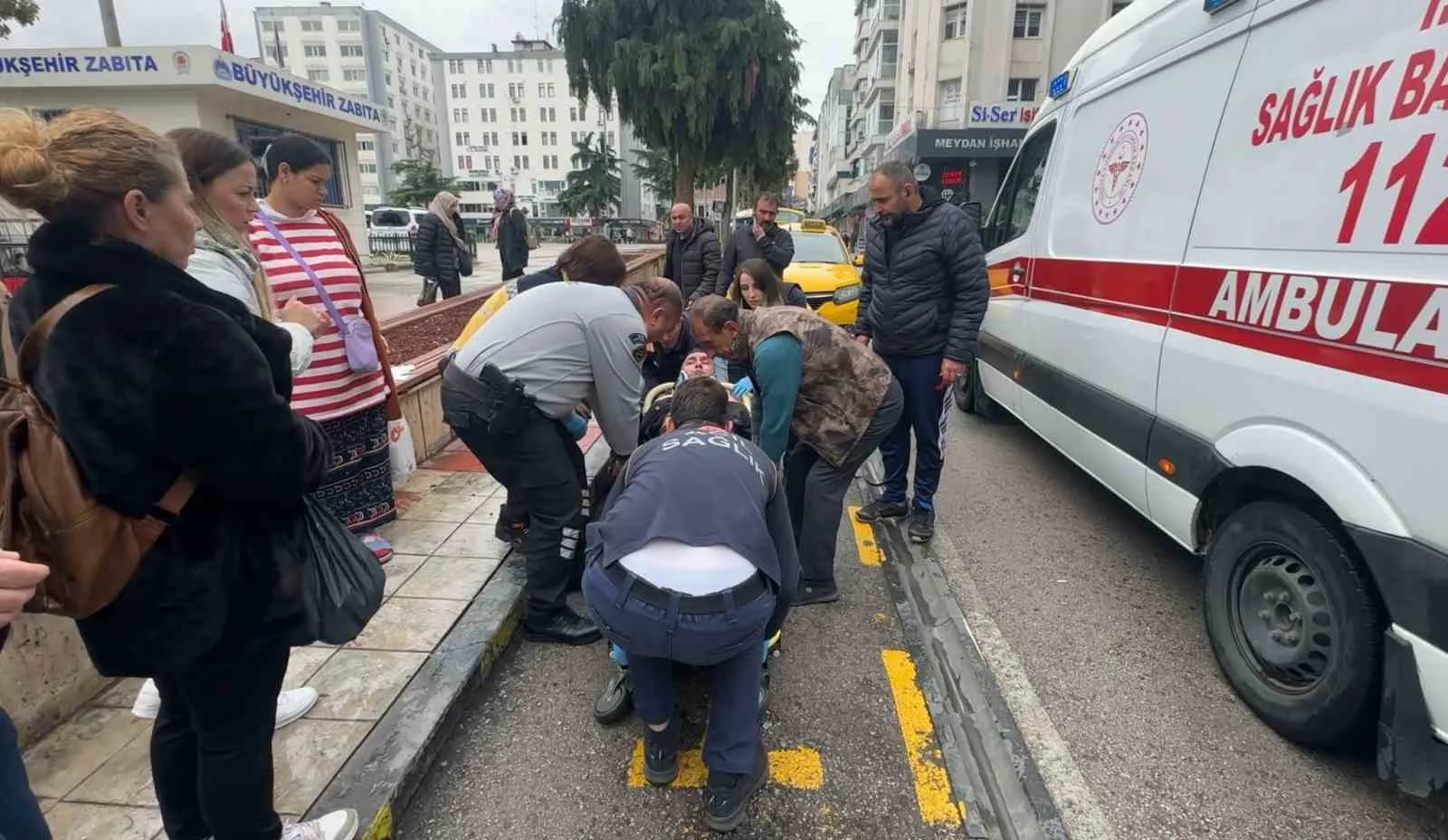 Samsun’da Cumhuriyet Meydanı’nda fenalaşarak yere düşen ve yüzünden yaralanan bir