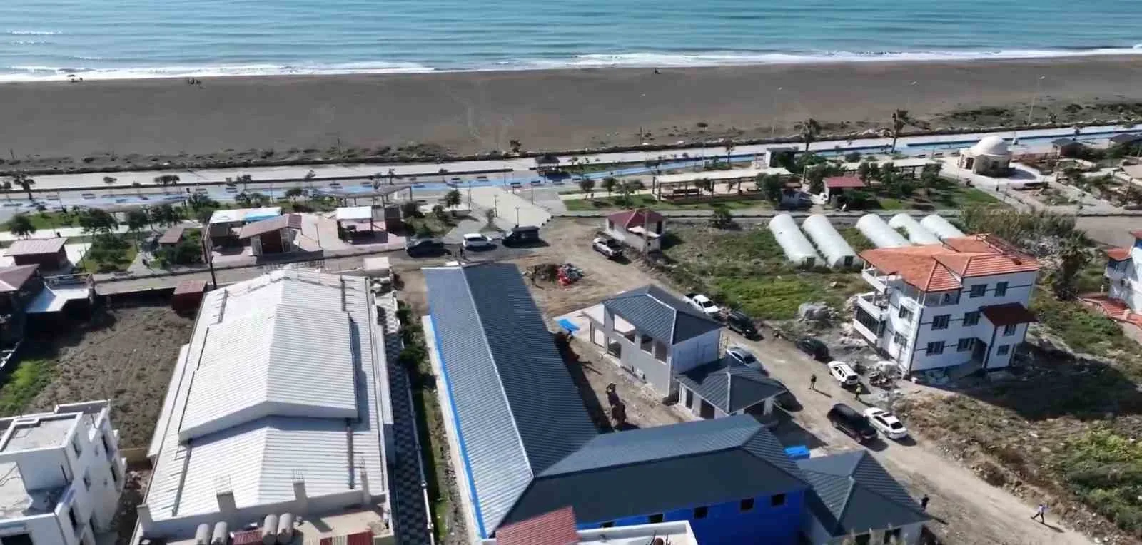 Hatay’ın Samandağ ilçesine inşa edilen sörf merkezinde incelemelerde bulunan Vali