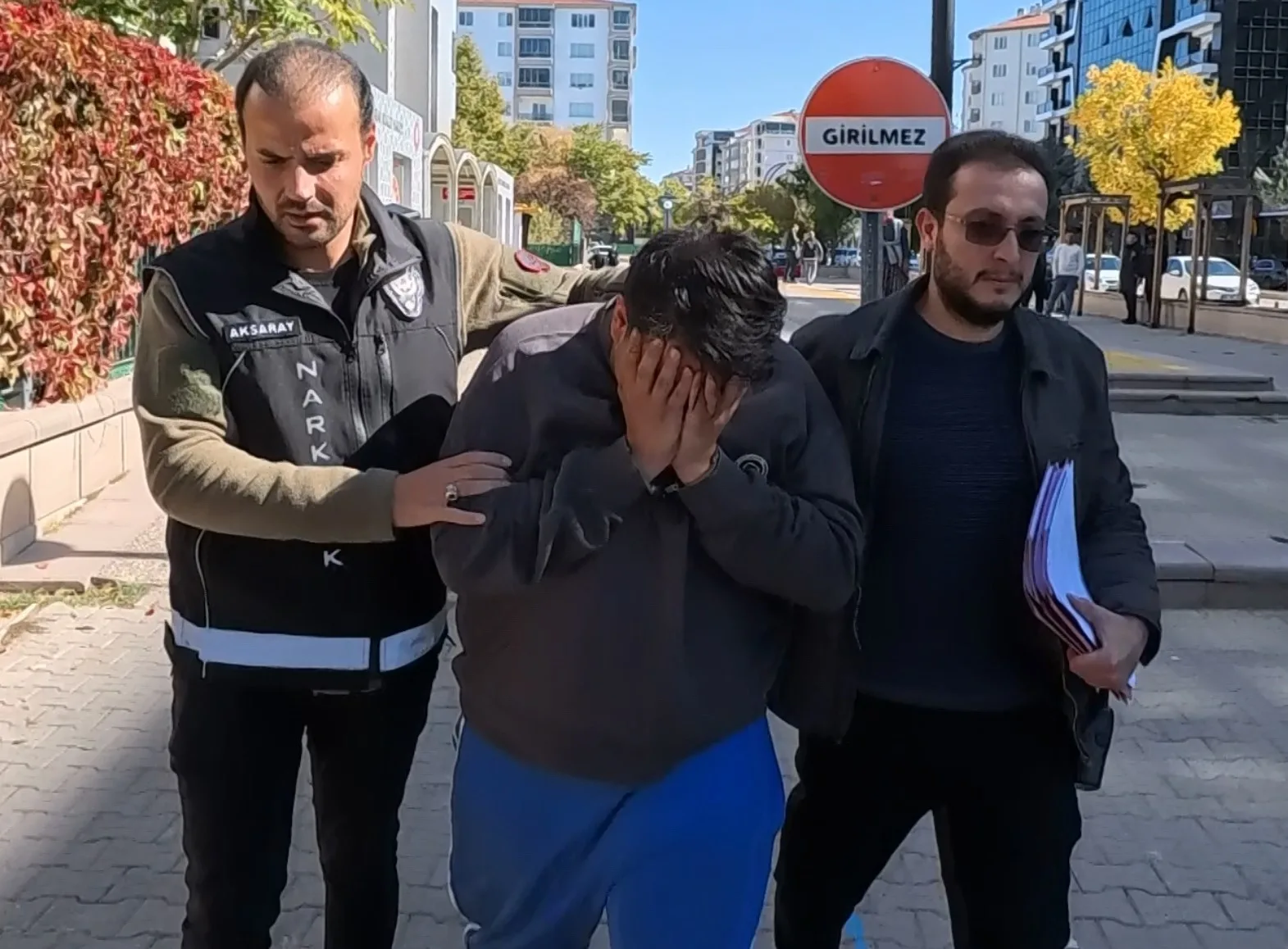 Aksaray’da narkotik ekiplerince düzenlenen operasyonda yakalanan İran uyruklu uyuşturucu tacirinin