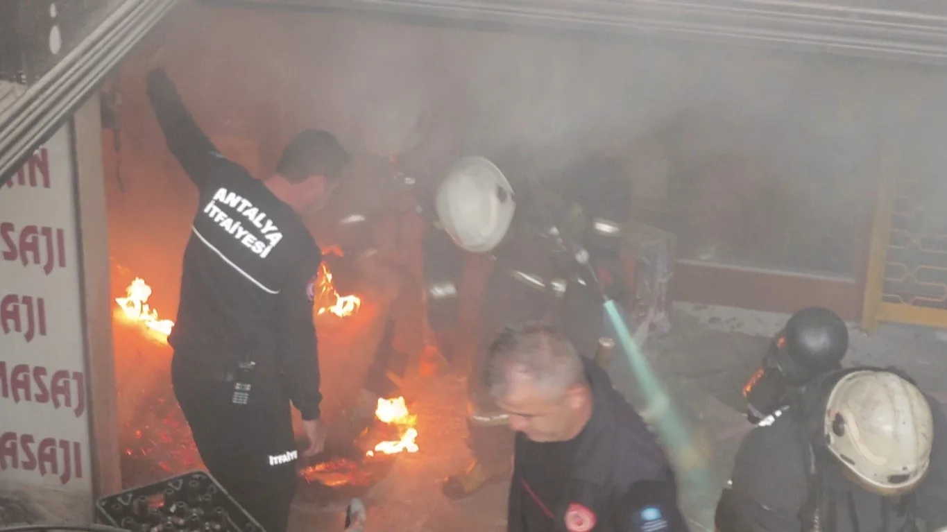 Antalya’da 5 katlı bir iş hanında müzik aletleri satılan iş