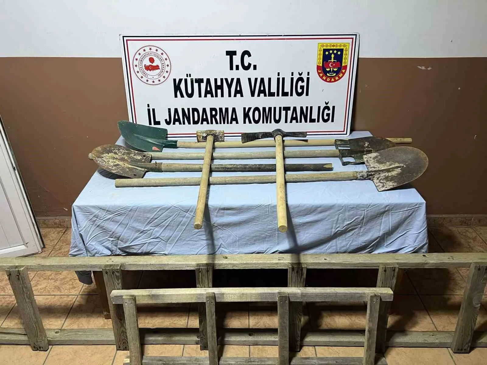 Kütahya’nın Gediz ilçesinde jandarmanın izinsiz kazı yapan şahıslara yönelik gerçekleştirdiği