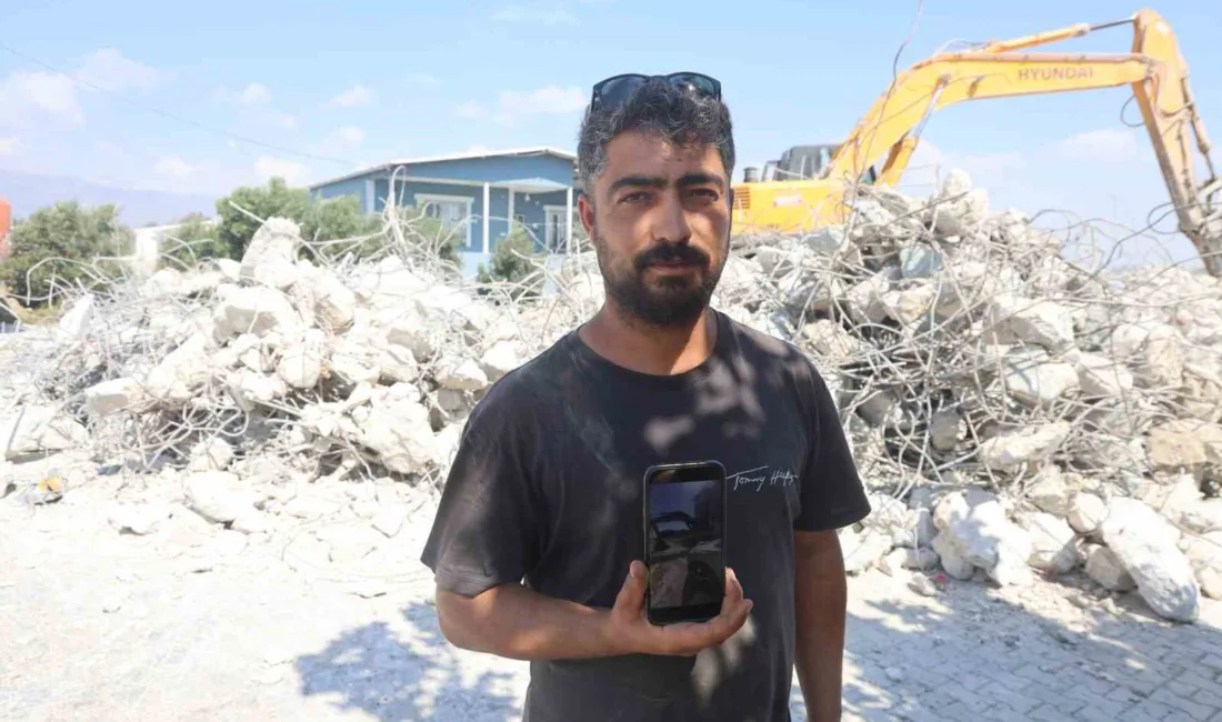 Hatay’da operatör Uğur Hüsnüoğlu’nun iş makinesiyle gelin arabasının yolunu kestiği