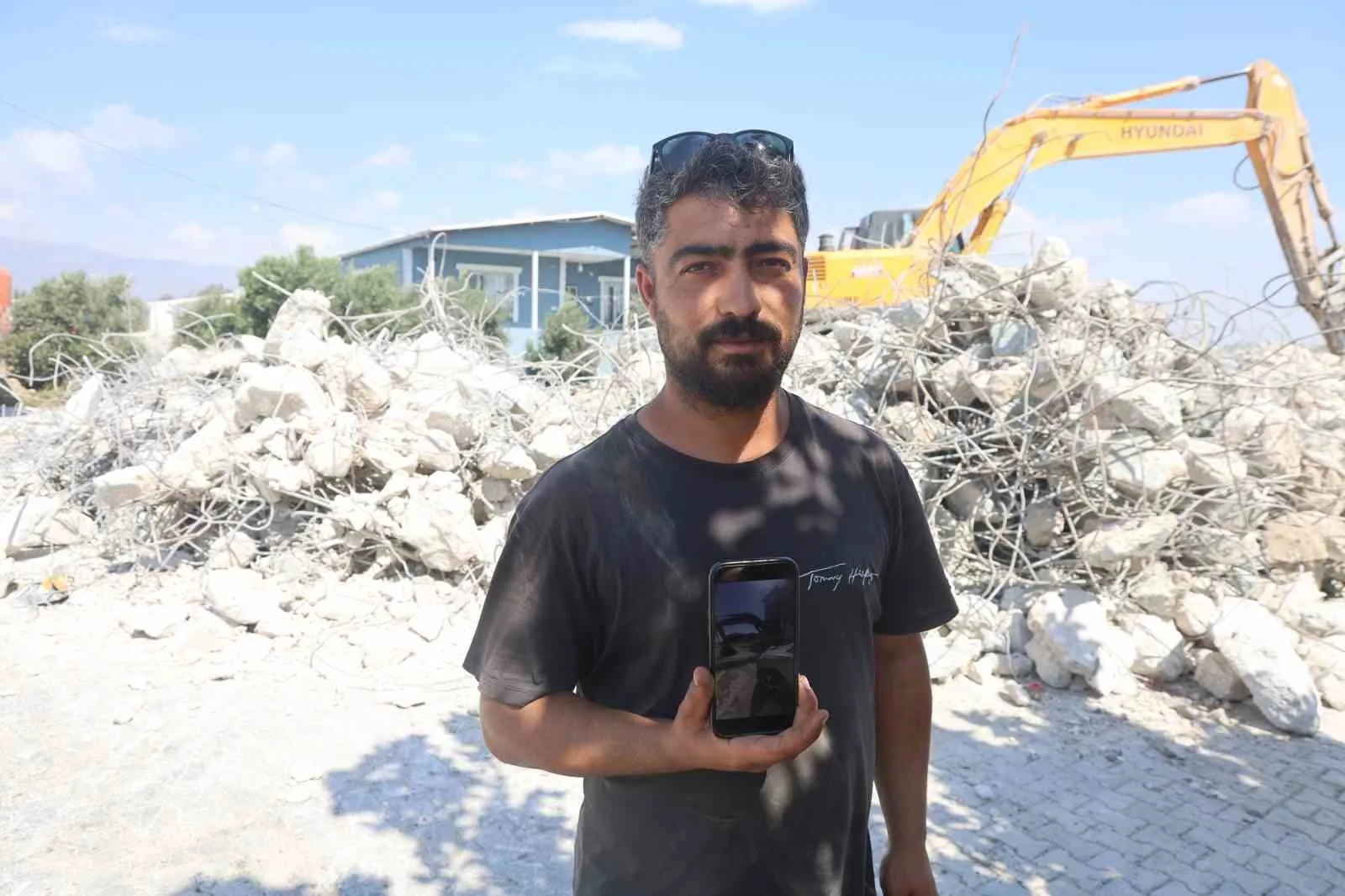Hatay’da operatör Uğur Hüsnüoğlu’nun iş makinesiyle gelin arabasının yolunu kestiği