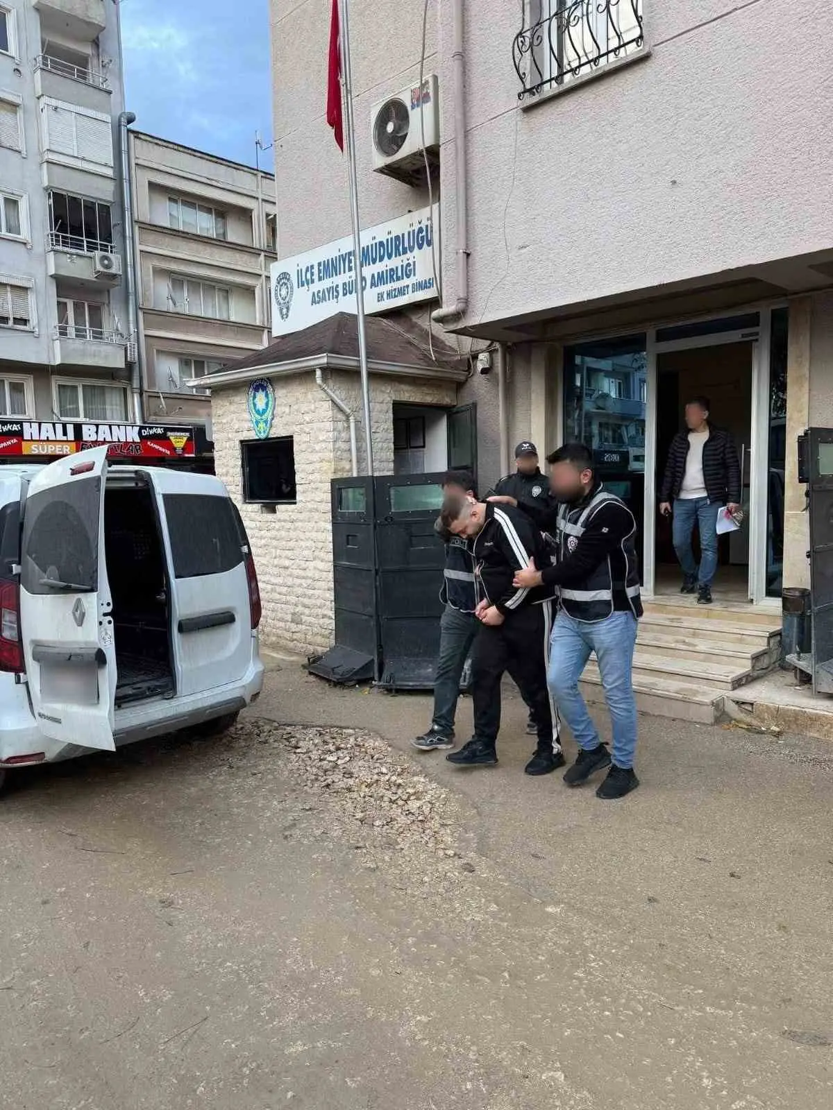 Bursa’nın Mustafakemalpaşa ilçesinde iş yeri kurşunlama olayıyla ilgili olarak “kasten