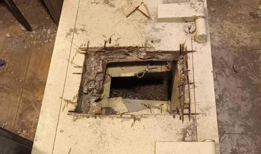 Çorum’un Sungurlu ilçesinde girdikleri iş yerinde kasayı keserek içerisindeki paraları
