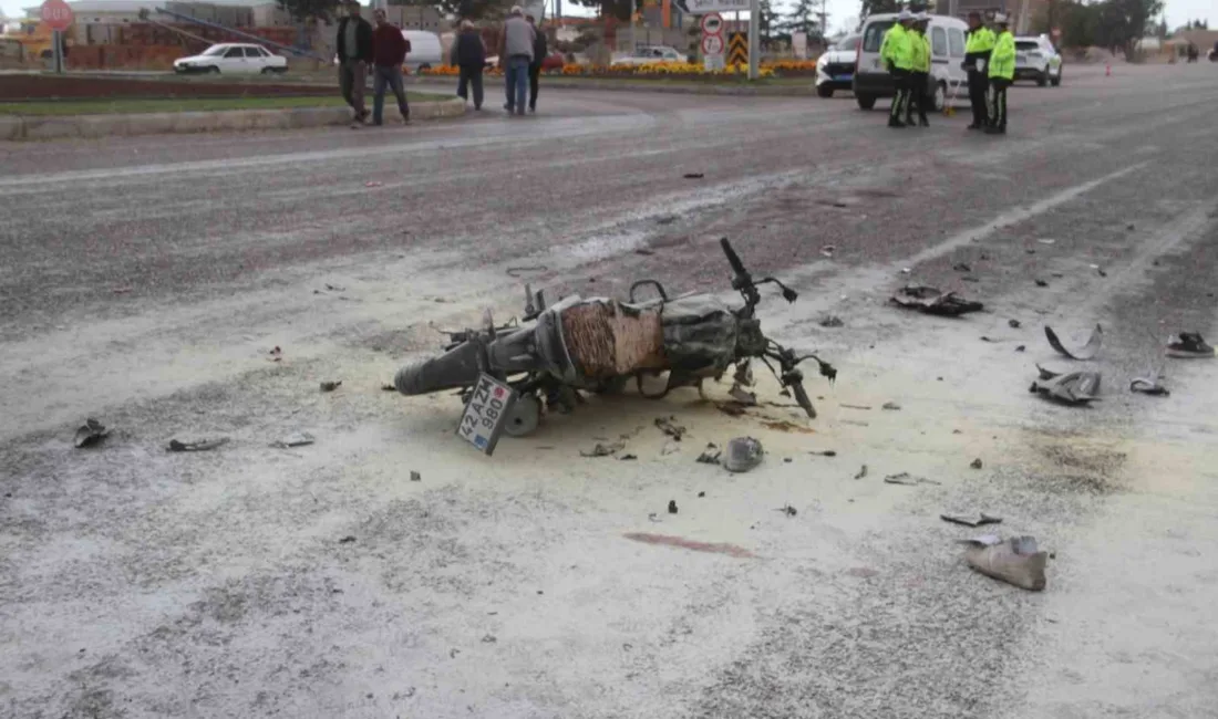 Konya’nın Beyşehir ilçesinde işçi servisi ile çarpışarak alev alan motosikletteki
