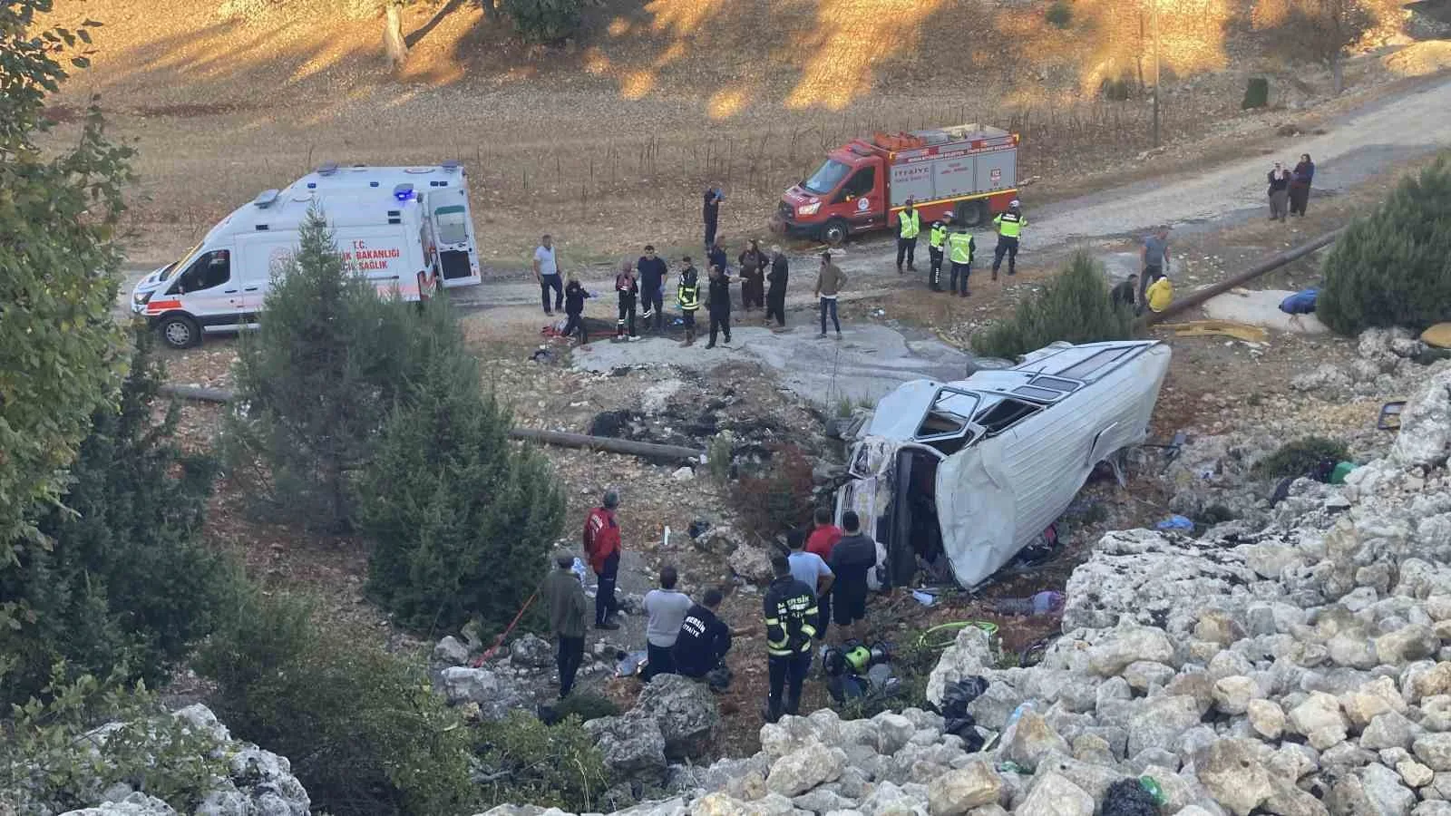 Mersin’in Erdemli ilçesinde tarım isçilerini taşıyan minibüs şarampole devrildi. Kazada