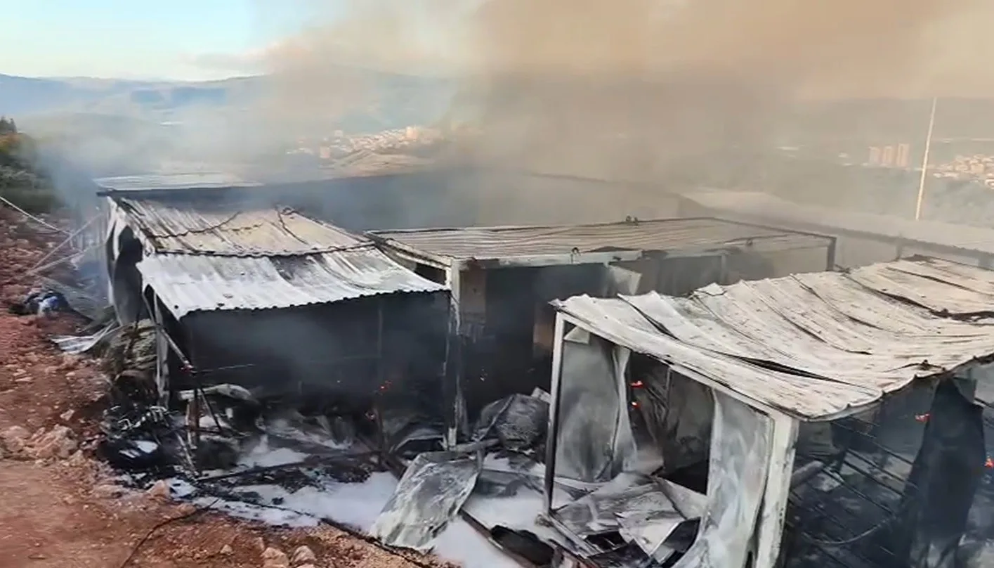 Bilecik’te 40 işçinin kaldığı konteynerlerde çıkan yangın paniğe neden olurken