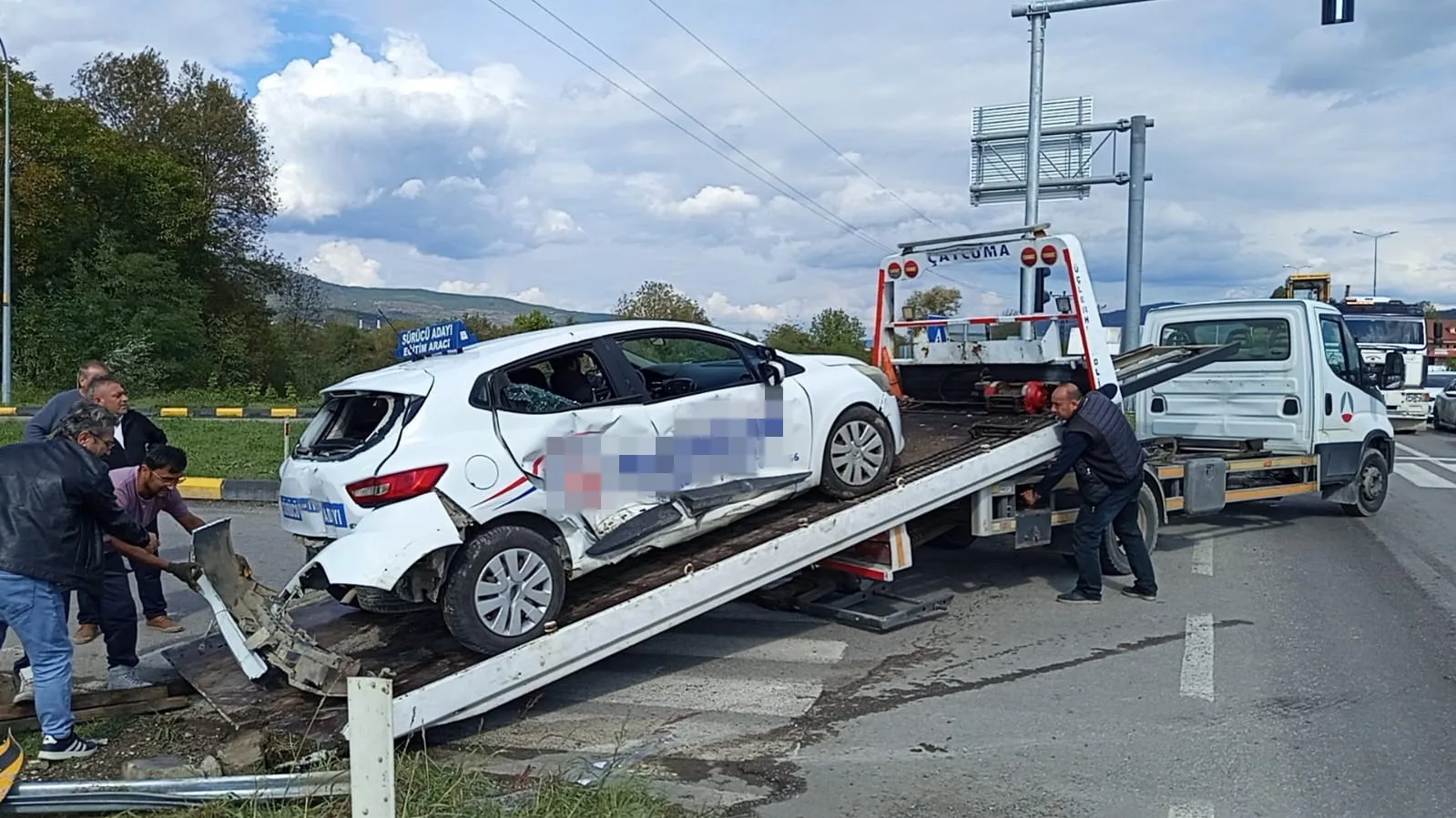 Zonguldak’ın Çaycuma ilçesinde ışık ihlali nedeniyle iki aracın karıştığı trafik