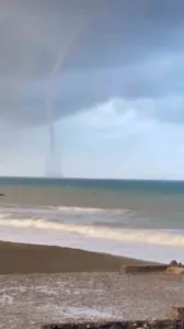 Hatay’ın İskenderun Körfezi’nde deniz üzerinde oluşan hortum, vatandaşlar tarafından cep