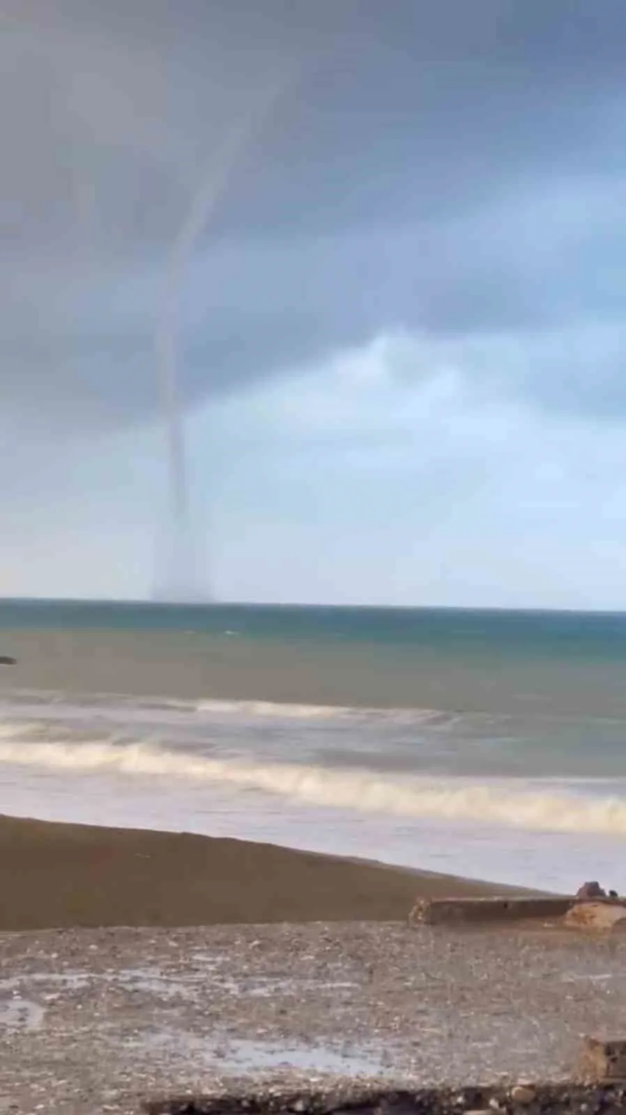 Hatay’ın İskenderun Körfezi’nde deniz üzerinde oluşan hortum, vatandaşlar tarafından cep