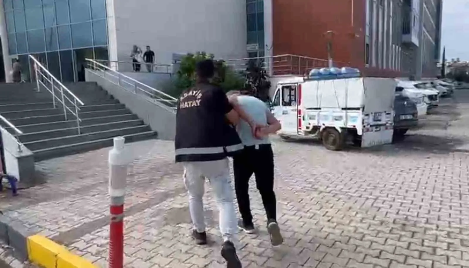 Hatay’ın İskenderun ilçesinde elektrik tesisatındaki kabloları çaldığı iddiasıyla gözaltına alınan