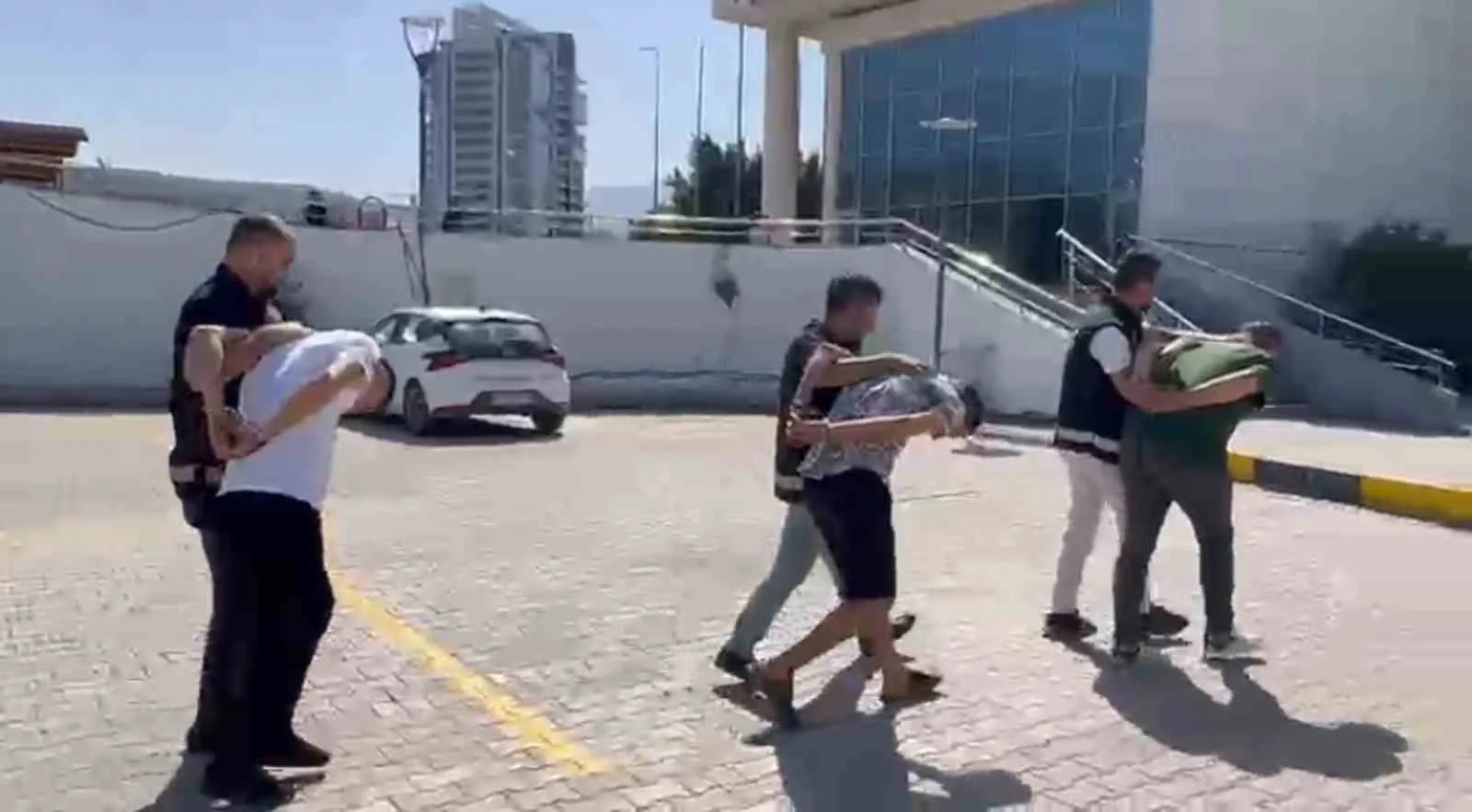 Hatay’ın İskenderun ilçesinde; dolandırıcılık, silahla yaralama, kasten öldürme suçları nedeniyle