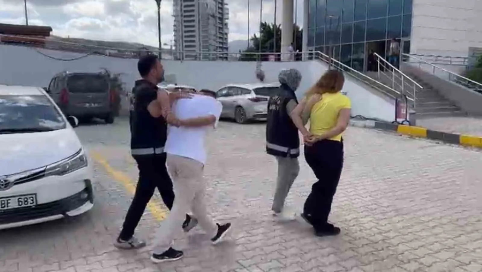 Hatay’ın İskenderun ilçesinde hırsızlık yaptıkları iddiasıyla gözaltına alınan 1’kadın 2