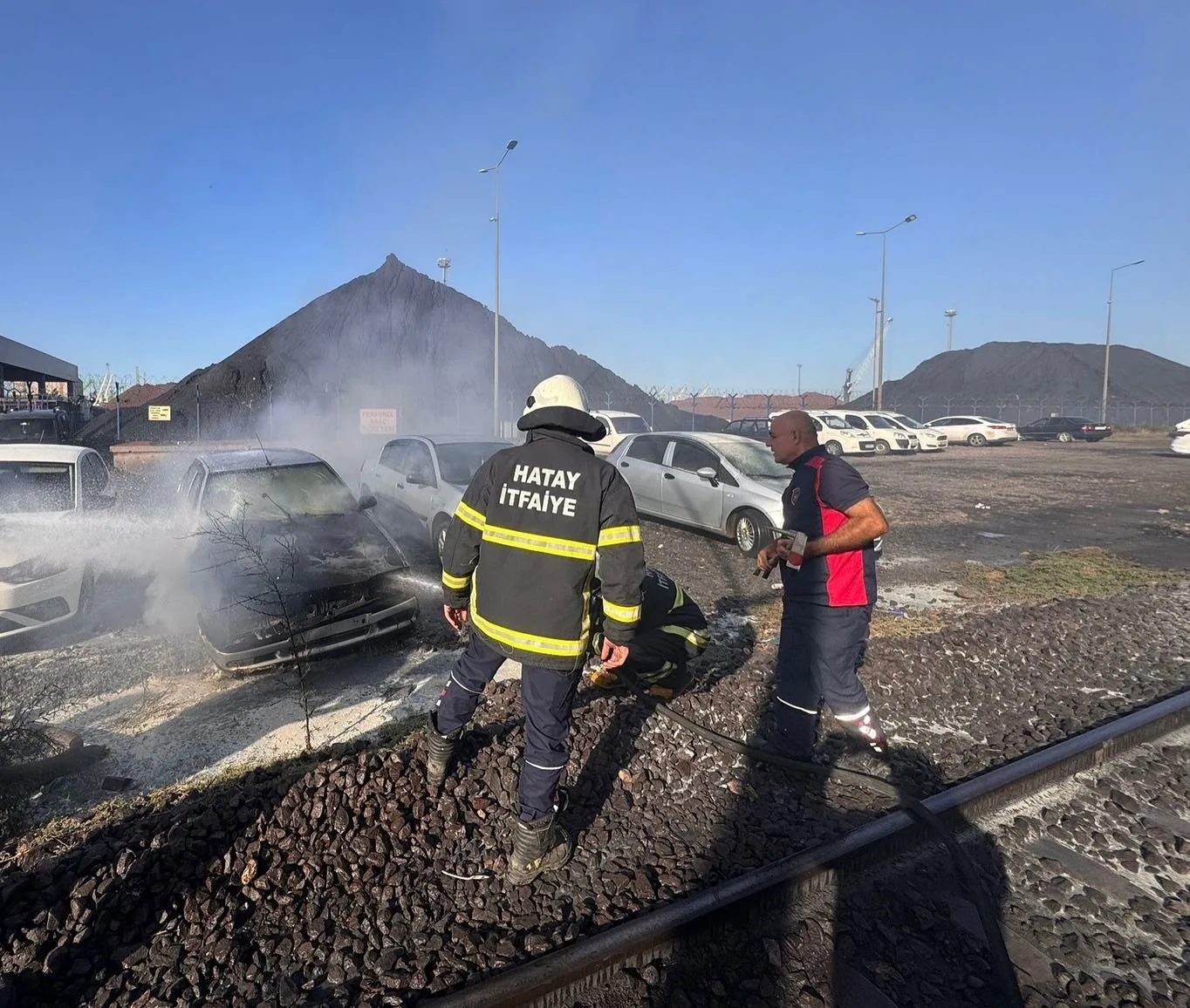 Hatay’da park halindeyken alevlere teslim olan otomobil kullanılmaz hale geldi.