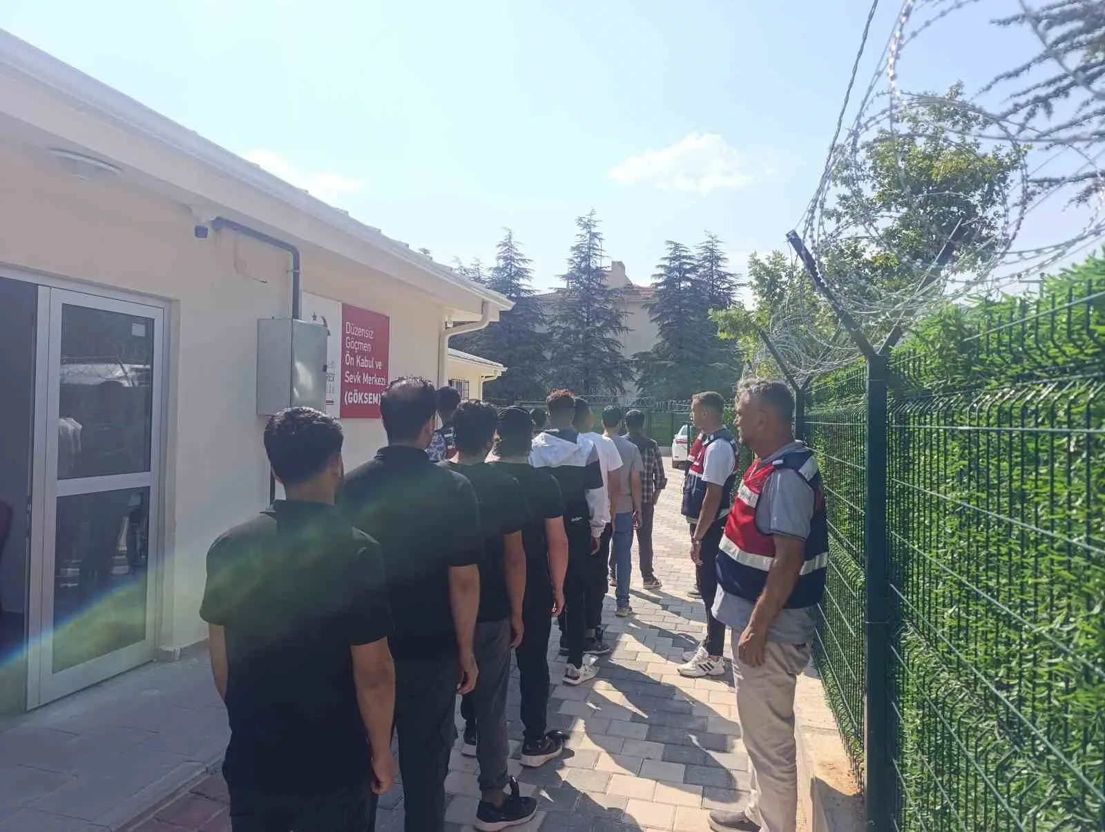 Isparta’da Jandarma ekipleri tarafından il merkezi ve ilçelerde düzenlenen operasyonlarda,