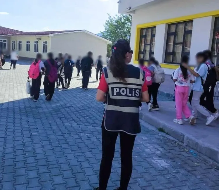 Isparta’da polis ekipleri, okul çevreleri başta olmak üzere vatandaşların yoğun