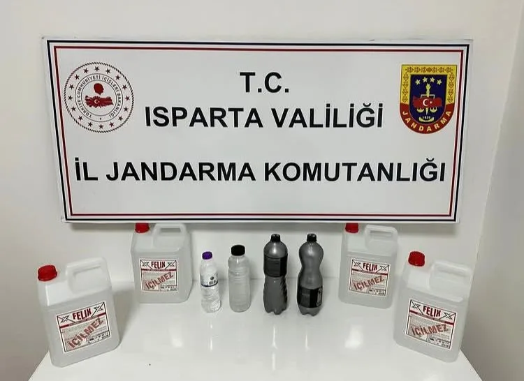 Isparta’nın Şarkikaraağaç ilçesinde düzenlenen operasyonda etil alkol ve sahte içkiler
