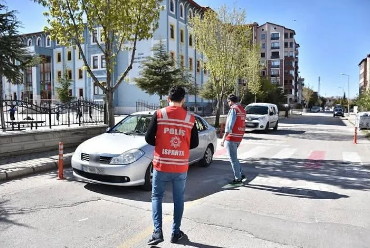 Isparta’da il merkezi ve ilçelerde okul önleri, kafeler, parklar gibi
