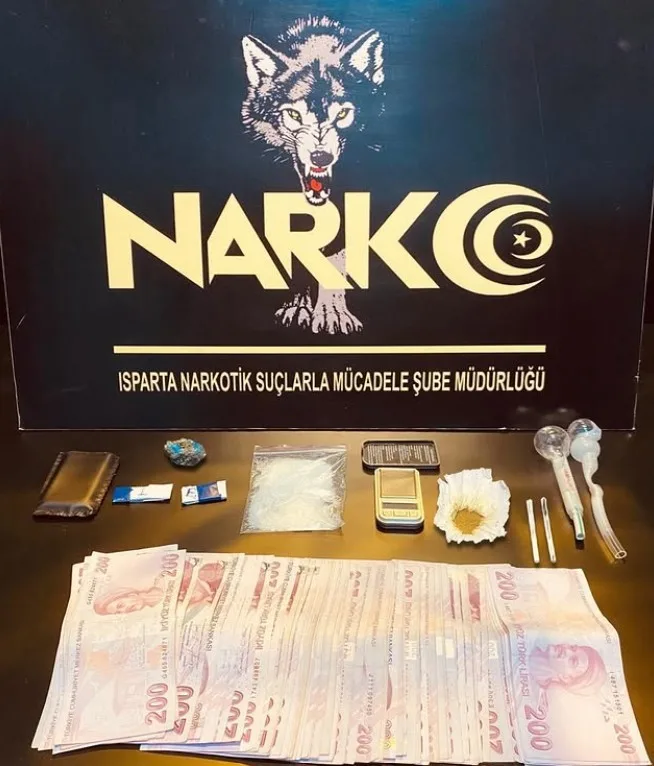Isparta’da polis ekiplerinin düzenlediği 2 ayrı operasyonda metamfetamin, bonzai, esrar
