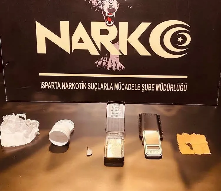 Isparta’da gerçekleştirilen operasyonda çeşitli miktarlarda uyuşturucu madde ve hassas terazi