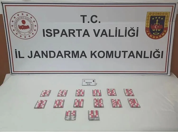 Isparta’da, jandarma ekiplerinin yaptığı yol kontrolü sırasında durdurulan bir araçtan