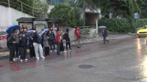 Meteoroloji Genel Müdürlüğü’nün yaptığı uyarıların ardından İstanbul’da dün başlayan yağmur,