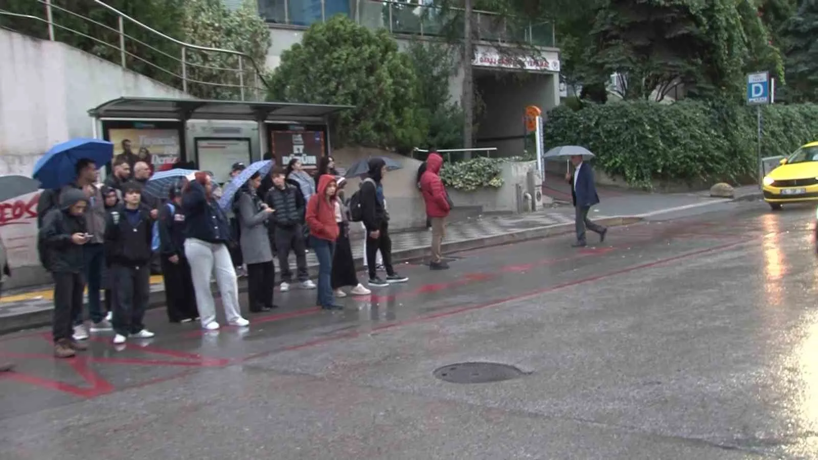 Meteoroloji Genel Müdürlüğü’nün yaptığı uyarıların ardından İstanbul’da dün başlayan yağmur,