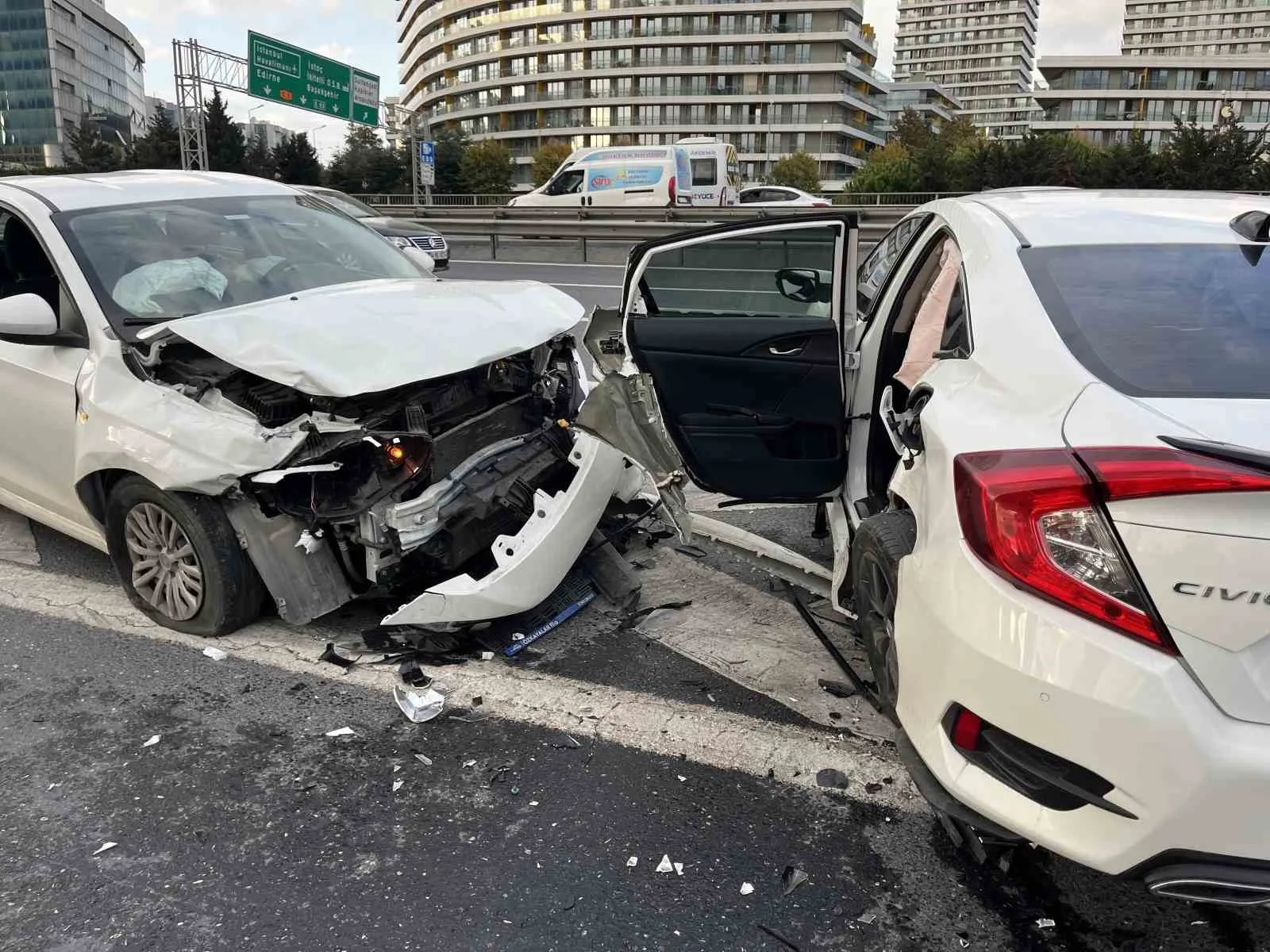 İstanbul Bağcılar TEM Otoyolu’nda iki otomobilin çarpıştığı kazada 4 kişi
