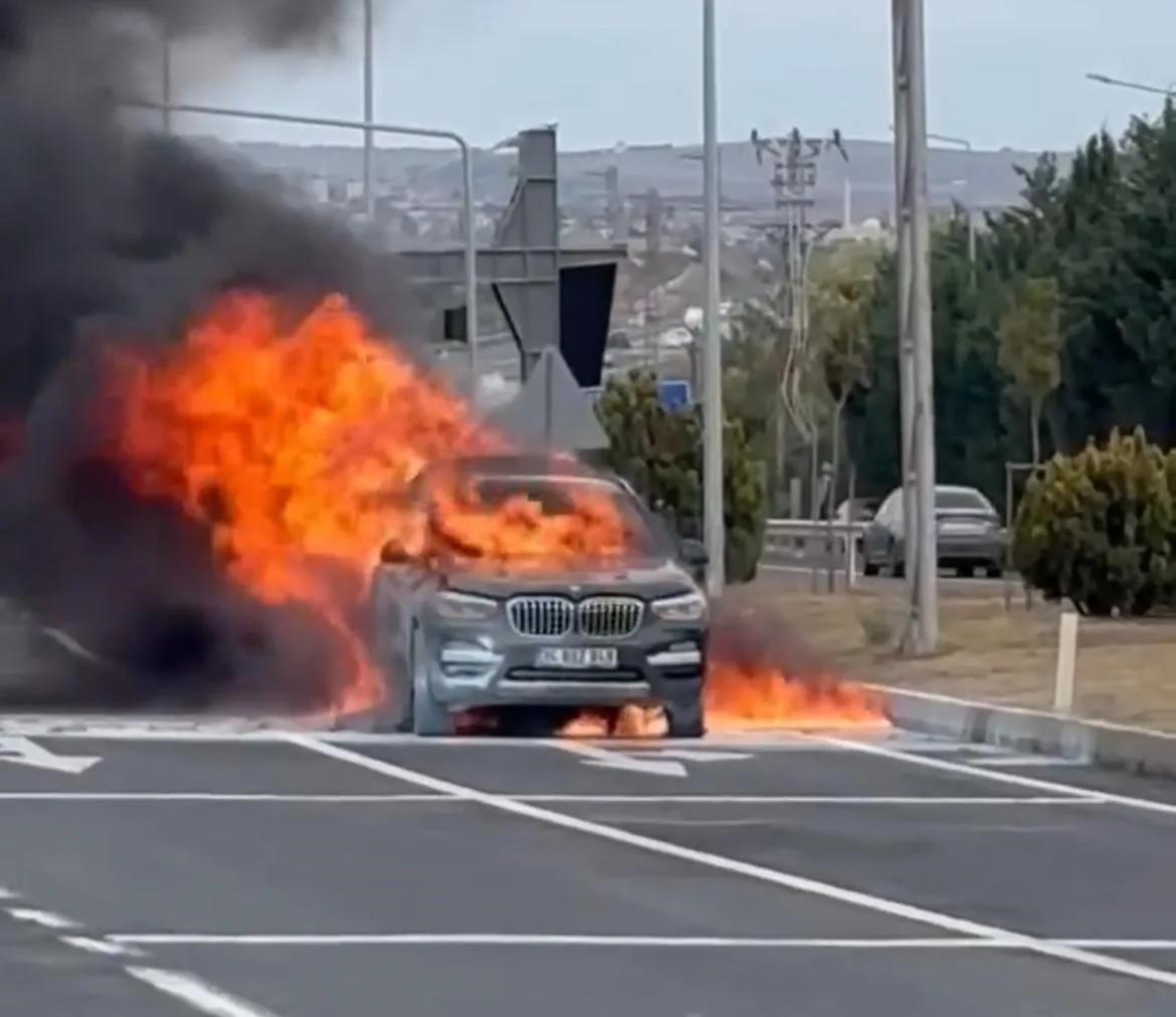 Tekirdağ-İstanbul yolu üzerinde seyreden bir otomobil bir anda alev alev
