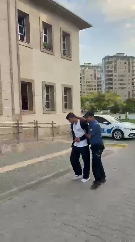 İstanbul’dan 27 yıl hapis cezasıyla aranan hükümlü Adana’da otogarda yakalandı.