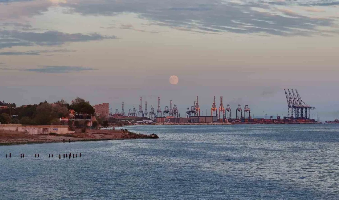 İstanbul’da Ambarlı limanı ile birlikte havadan görüntülenen dolunay kartpostallık manzaralar