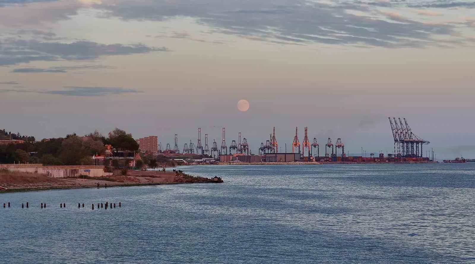 İstanbul’da Ambarlı limanı ile birlikte havadan görüntülenen dolunay kartpostallık manzaralar