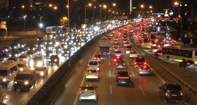 İstanbul’da haftanın ilk mesai gününde akşam iş çıkış saatlerinde trafik