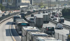 Küçükçekmece Sefaköy metrobüs durağında bekleyen metrobüse arkadan gelen başka bir