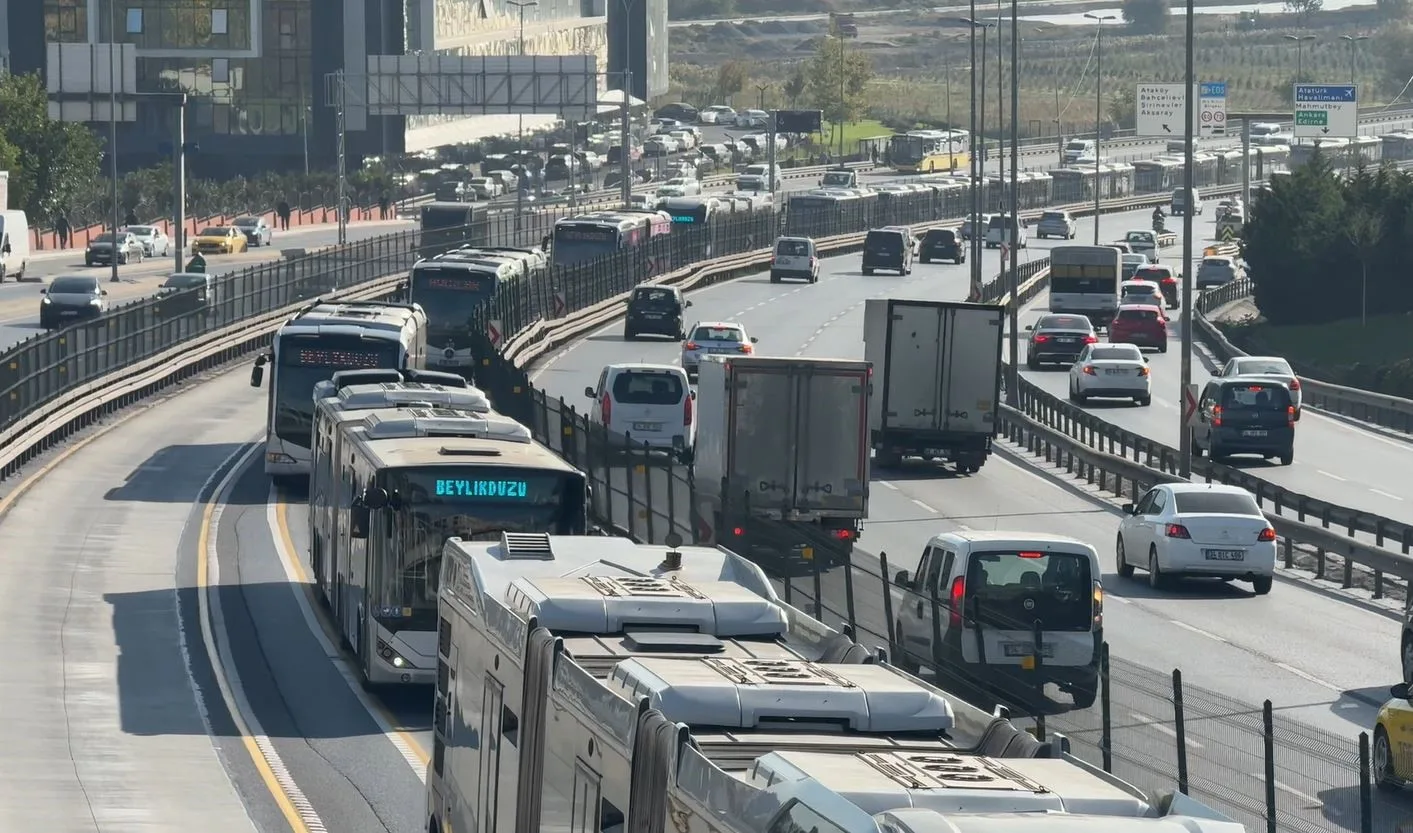 Küçükçekmece Sefaköy metrobüs durağında bekleyen metrobüse arkadan gelen başka bir