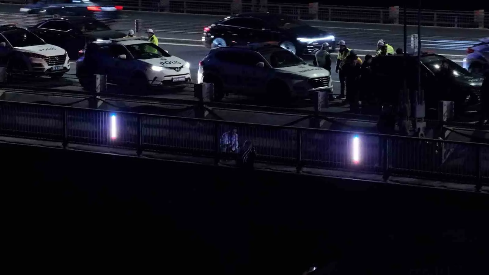 İstanbul’da Fatih Sultan Mehmet (FSM) Köprüsü üzerinde intihar etmek isteyen