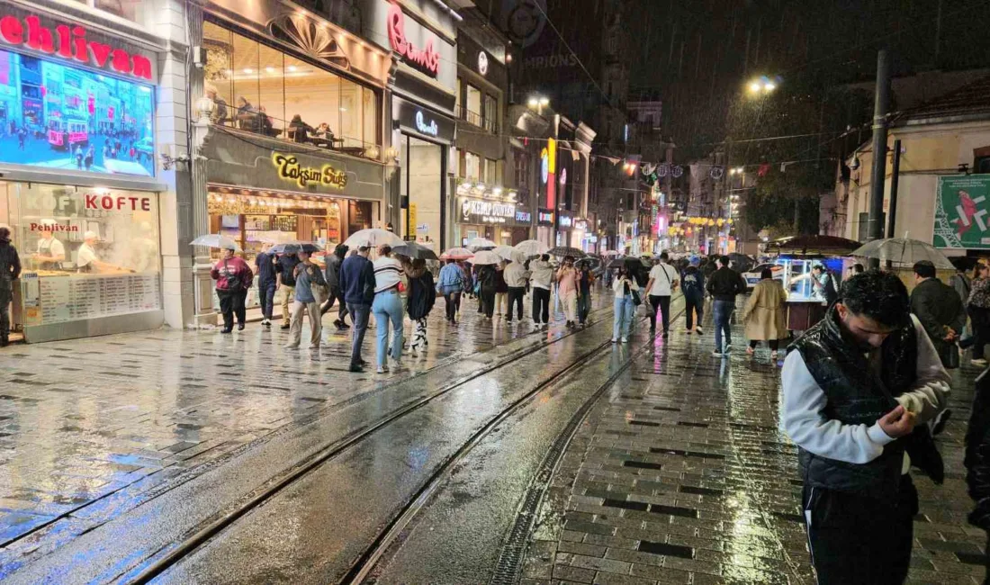 İstanbul’da akşam saatlerinde etkili olan sağanak yağış vatandaşlara zor anlar