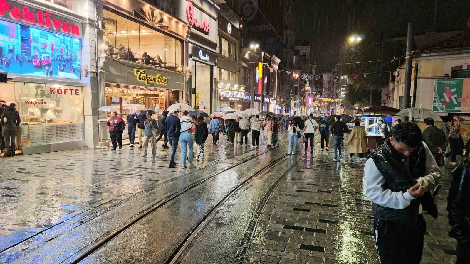 İstanbul’da akşam saatlerinde etkili olan sağanak yağış vatandaşlara zor anlar