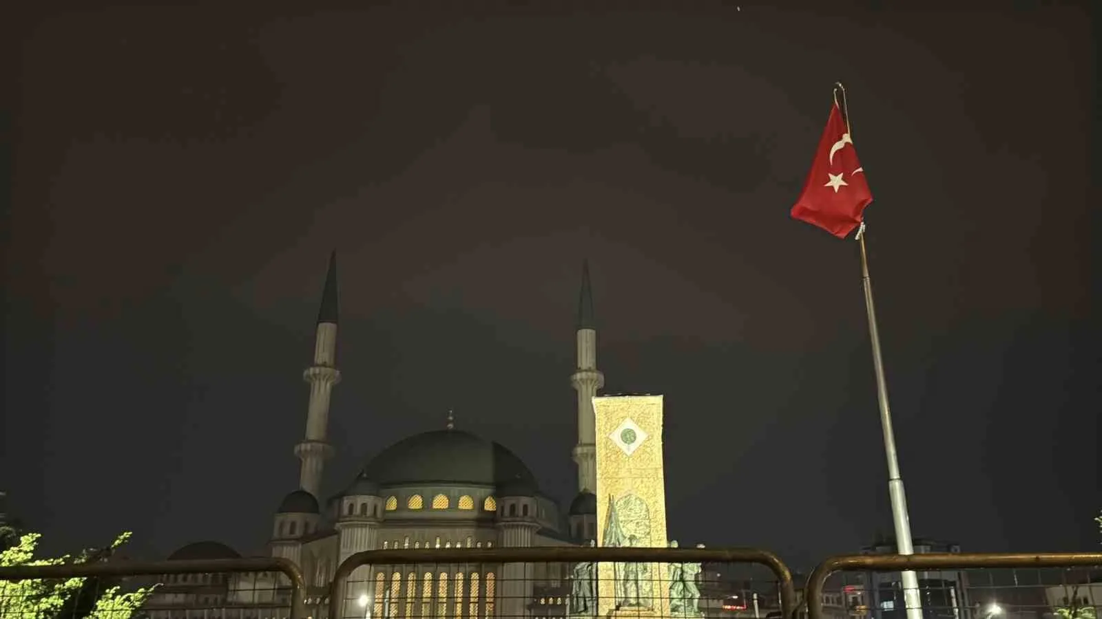 Meteoroloji Genel Müdürlüğü’nün uyarıları sonrası İstanbul genelinde gece saatlerinde başlayan