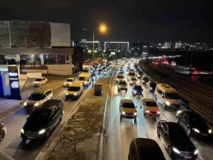 İstanbul’da mesai bitiminde trafik yoğunluğu 80’e ulaştı. İstanbul’da trafik yoğunluğu