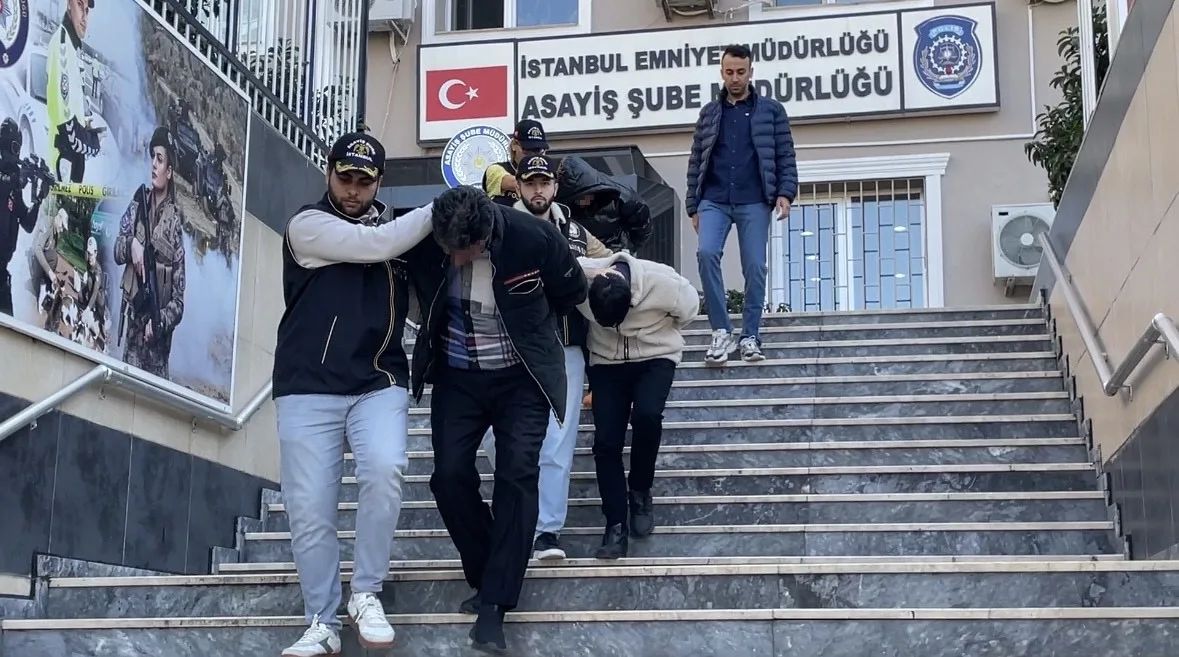 İstanbul’un Fatih ilçesinde, turistleri ağına düşüren hırsızlar, bozdurulmak istenen paraları