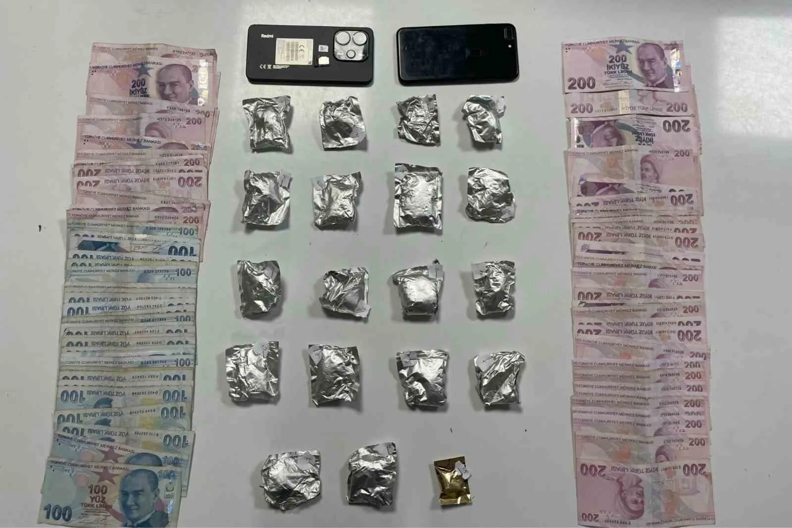 İstanbul’un Şişli ilçesinde yapılan polis uygulamasında durdurulan şüpheli aracın çeşitli