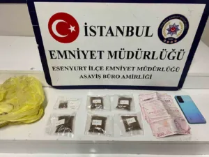 İstanbul’un Esenyurt ilçesinde uyuşturucu ticareti yaptıkları belirlenen 3 şüpheli, polisin