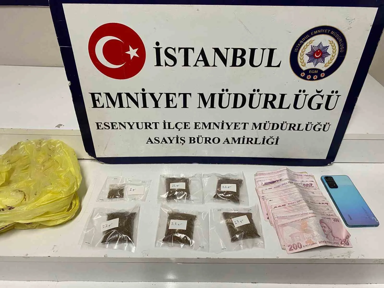 İstanbul’un Esenyurt ilçesinde uyuşturucu ticareti yaptıkları belirlenen 3 şüpheli, polisin