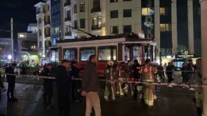 İstanbul Beyoğlu’ndaki İstiklal Caddesi’nde yer alan nostaljik tramvayda çıkan yangın