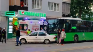 Denizli’nin Pamukkale ilçesinde yoğun trafikte tali yola girmek isteyen otomobil,