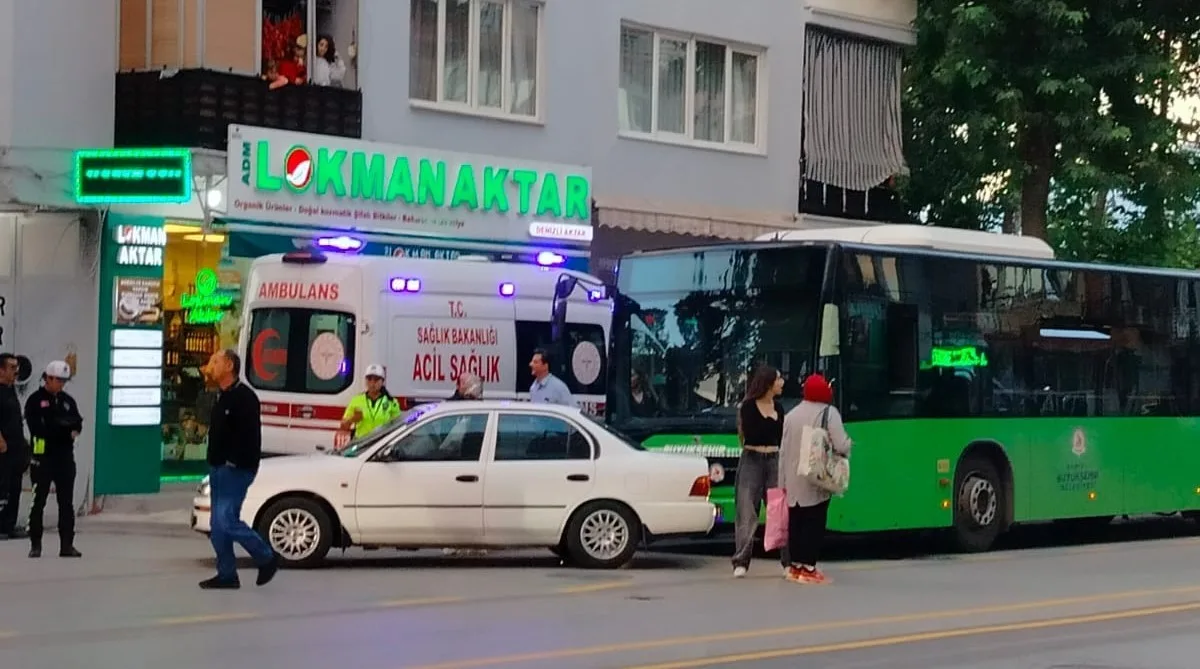 Denizli’nin Pamukkale ilçesinde yoğun trafikte tali yola girmek isteyen otomobil,